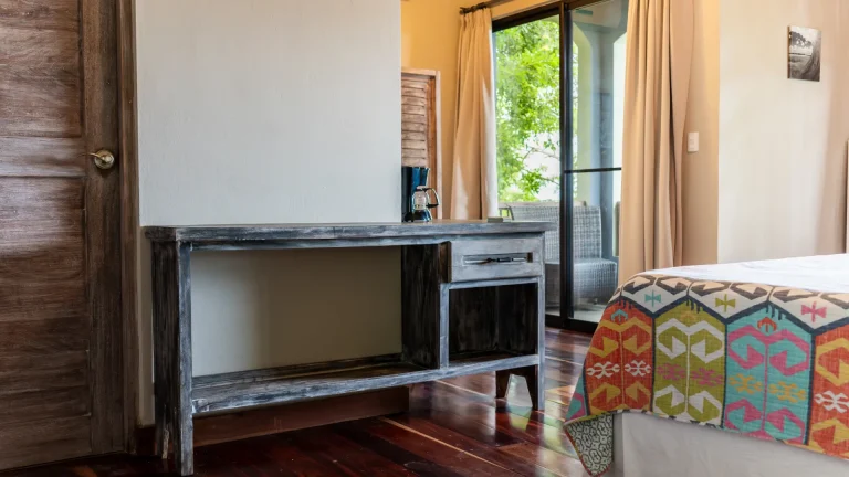 King Deluxe room with desk and balcony door